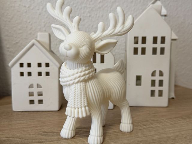 Christmas reindeer com knitted scarf